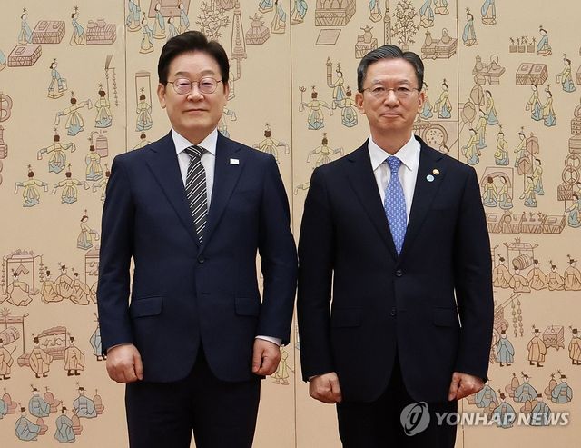 이재명 대통령, 정성호 법무부장관 임명장 수여