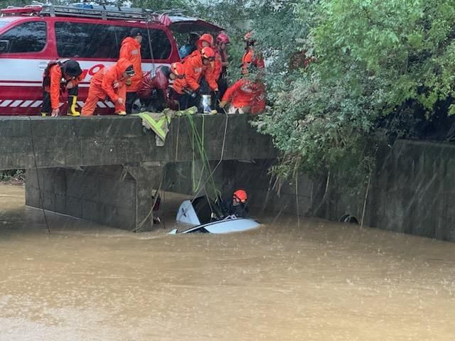 하천에 빠진 차량서 실종자 구조하는 소방대원