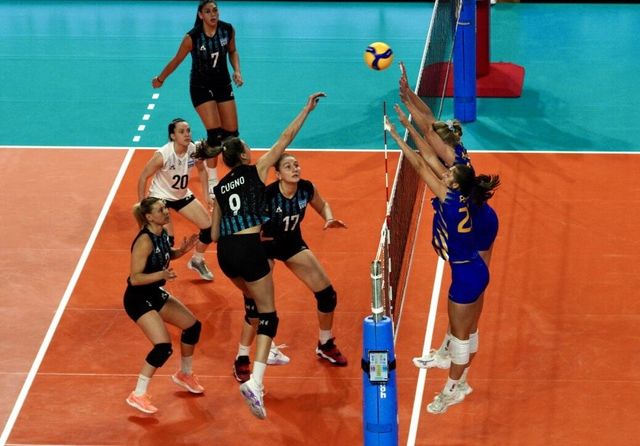 공격하는 아르헨티나의 쿠뇨(왼쪽 9번)