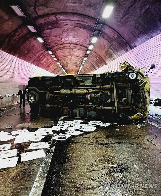 마성터널서 버스 전도사고…초등생 6명 중경상
