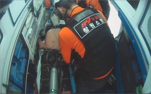 창원서 벌에 쏘여 의식 잃은 남성 응급처치하는 모습