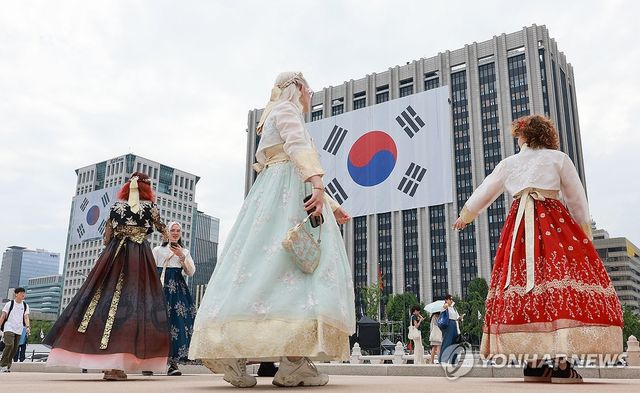 정부서울청사 외벽에 걸린 대형 태극기