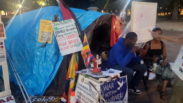 백악관 주변에 텐트 친 채 시위하는 시민들