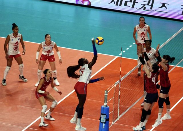 스파이크하는 프랑스의 은디아예(왼쪽 7번)