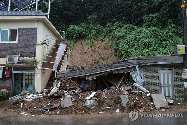 아물지 않은 상처에 다시 내리는 비