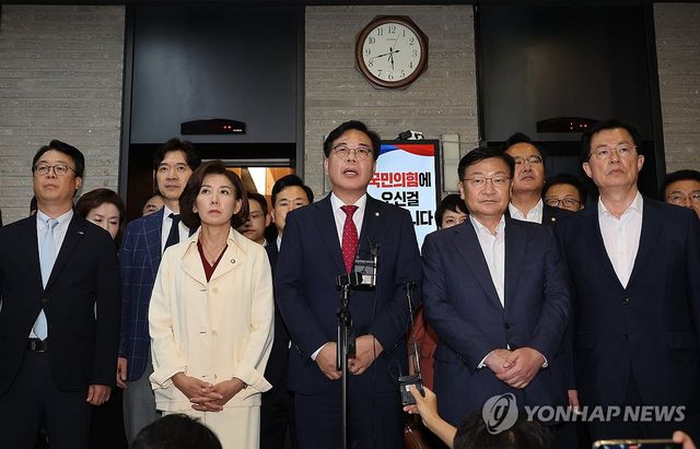 당사에 모인 국민의힘 의원들