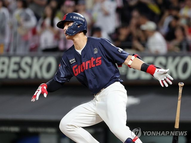 2루타 치는 윤동희