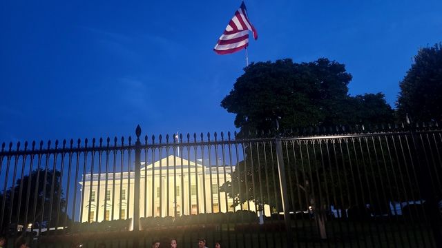 워싱턴 치안에 軍투입 발표 다음날 백악관 주변의 시민들