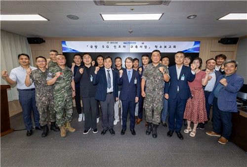 KT Enterprise부문 이행1본부장 이진권 상무(앞줄 왼쪽부터 6번째)와 국방부, 한국지능정보사회진흥원(NIA) 주요 관계자 [KT 제공]