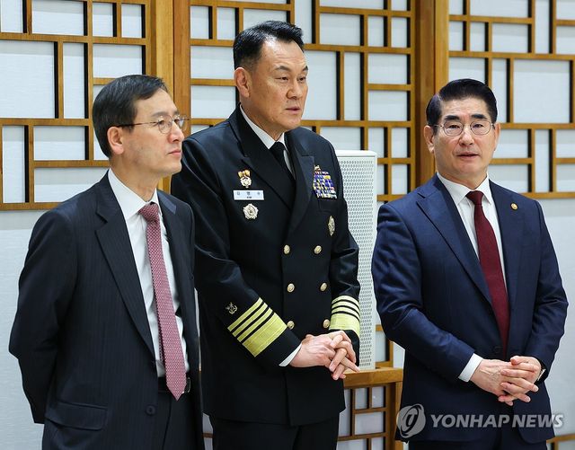 김용현 국방장관, 합참의장-안보2차장과 대화