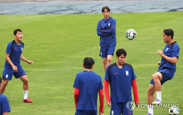 대표팀 훈련 지켜보는 홍명보 감독