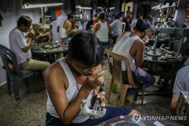 인도 서부 구자라트의 한 작업장서 진행되는 다이아몬드 검사 