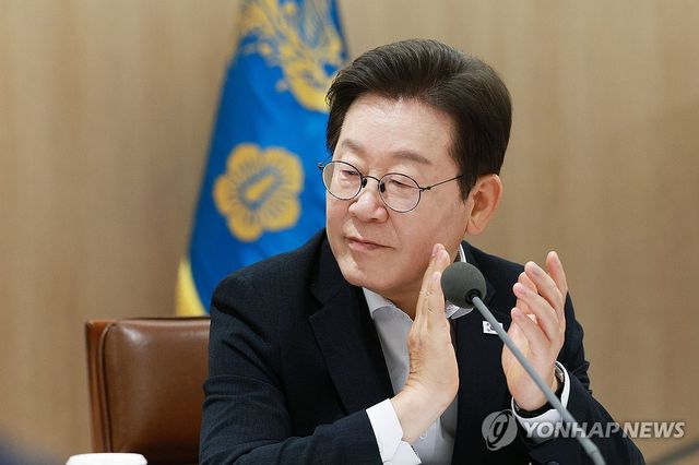 박수치는 이재명 대통령