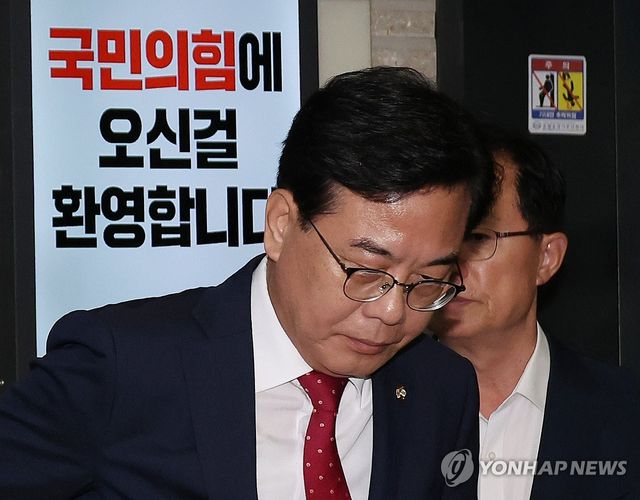 굳은 얼굴의 송언석 비상대책위원장