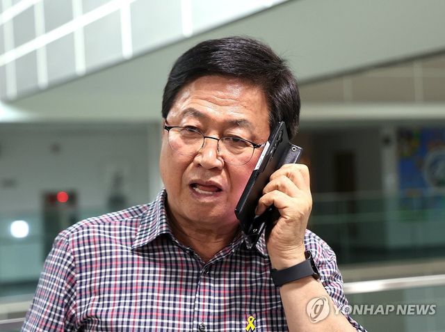 통화하는 최교진 교육부 장관 후보자