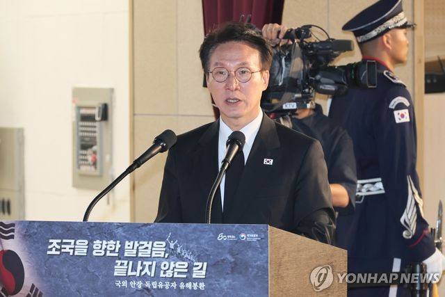 봉환사 하는 김민석 총리