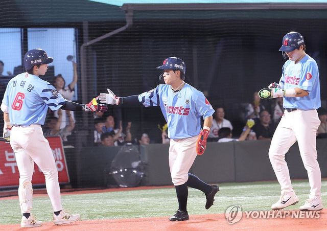 추가 득점하는 롯데