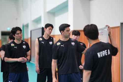 작전 설명하는 라미레스 남자배구 대표팀 감독(중앙)