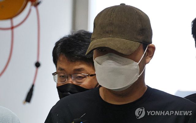 대전서부경찰서로 들어서는 대전 교제살인 피의자