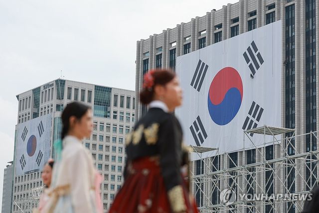 정부서울청사와 외교부 외벽에 걸린 대형 태극기