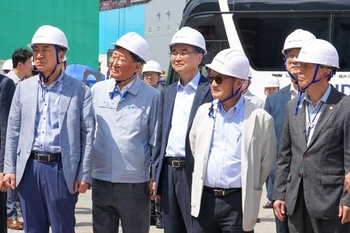 조선소 현지 시찰 나선 조현 외교장관(가운데) 