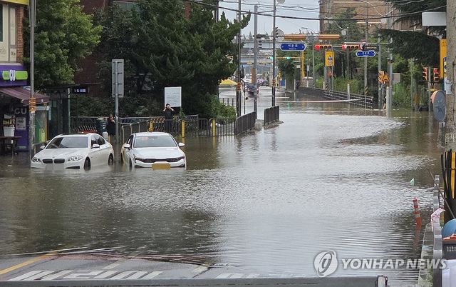 거센 비에 물에 잠긴 도로