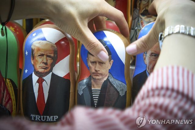 러시아 인형에 그려진 트럼프와 푸틴