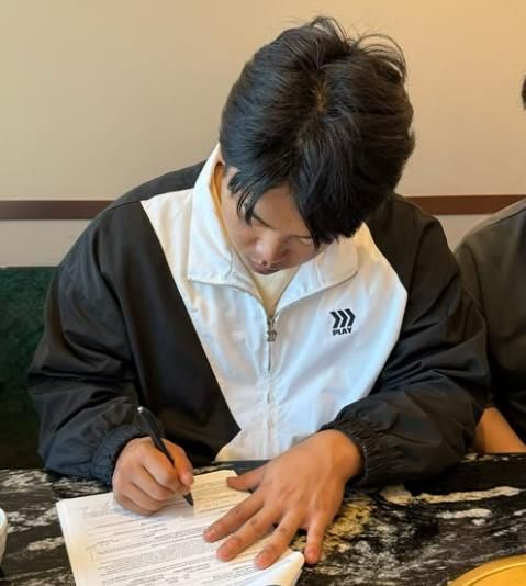 글로벌 에이전시 파라곤과 계약하는 강백호