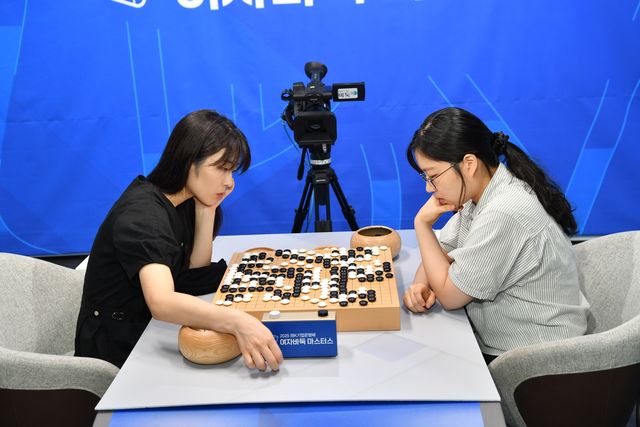 최정(오른쪽)과 오정아의 대국 후 복기 장면