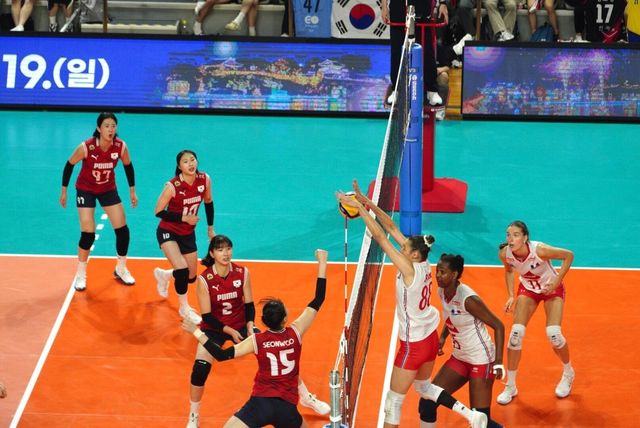 프랑스와 공방 펼치는 한국 여자배구 대표팀 선수들(왼쪽)