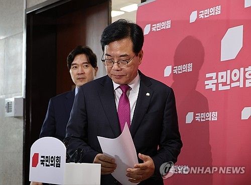 광복절 특별사면 관련 백브리핑 나선 송언석 비상대책위원장