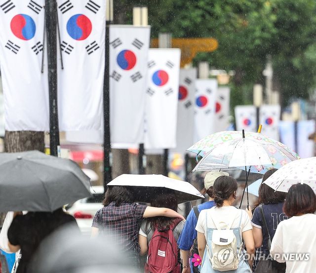 광복절 앞두고 내리는 비