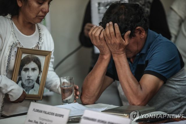 2022년 5월 기자회견 중 눈물 흘리는 1985년 페루 군부의 민간인 살해 사건 피해 유족