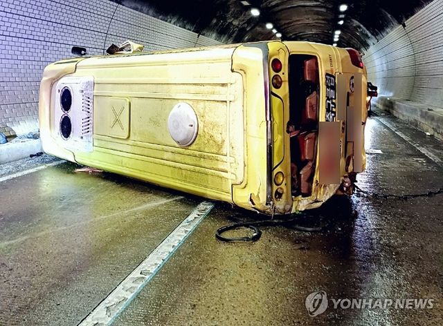 마성터널서 버스 전도사고…초등생 6명 중경상