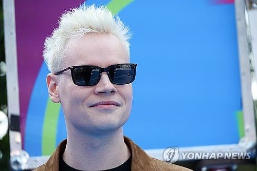 러시아 친 푸틴 성향 가수 샤먼