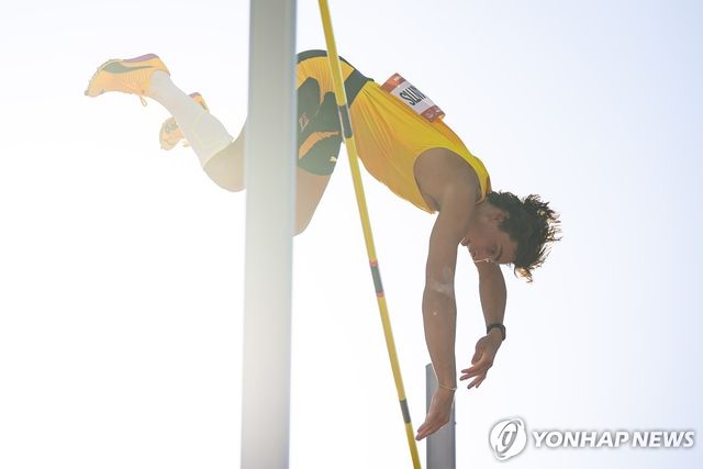 바를 넘는 듀플랜티스