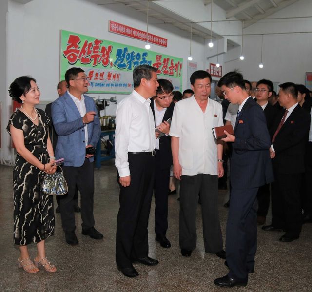 13일 김정숙평양방직공장 방문한 왕야쥔 주북 중국대사