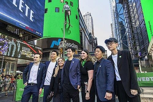 웹툰 작가들과 함께 선 김준구 웹툰엔터테인먼트 대표(가운데)