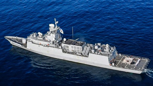 강원함에서 열린 광복 80주년 태극기 퍼포먼스