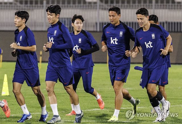 경기장 달리며 워밍업하는 이강인과 선수들