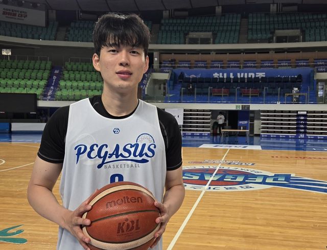 12일 연합뉴스와 인터뷰한 전현우