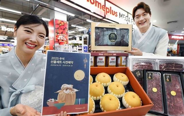 (서울=연합뉴스) 모델들이 14일 '홈플러스 메가 푸드 마켓 라이브' 강서점에서 '2025 추석 선물세트 사전예약' 주요 선물세트를 소개하고 있다. 2025.8.14. [홈플러스 제공. 재판매 및 DB 금지]