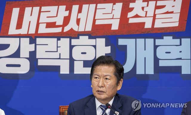 최고위원회에서 발언하는 더불어민주당 정청래 대표