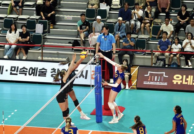 스파이크하는 스웨덴의 하크(오른쪽 10번)