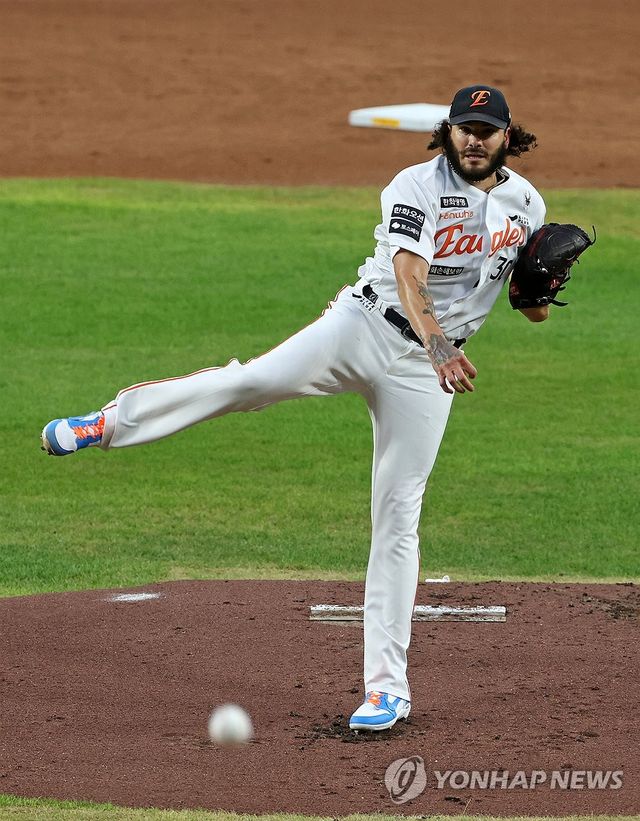 폰세의 역동적인 투구