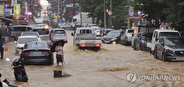 침수된 아파트 단지 앞 도로