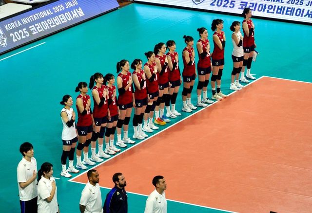 국민의례 하는 한국 여자배구 대표팀