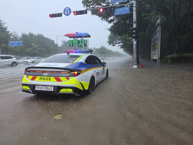 도로 통제하는 순찰차