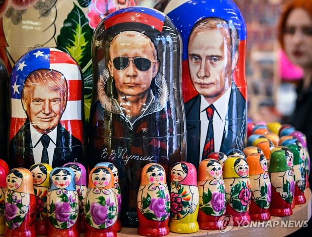 러시아 인형에 그려진 트럼프 대통령과 푸틴 대통령