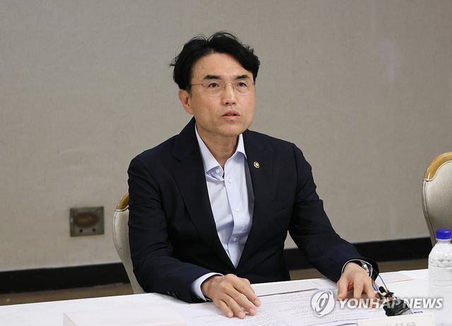 발언하는 권창준 고용노동부 차관